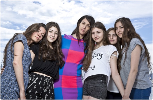 Deniz Gamze Ergüven, Mustang filminin genç oyuncularıyla birlikte...