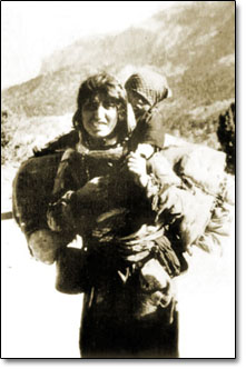Tehcir sırasında bir Ermeni kadını ve çocuğu...