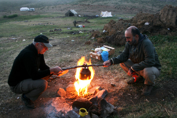 Bakur'un yönetmenleri Çayan Demirel ile gazeteci Ertuğrul Mavioğlu, belgesel için çıktıkları dağlarda, çoban ateşinde çay için su ısıtıyor.