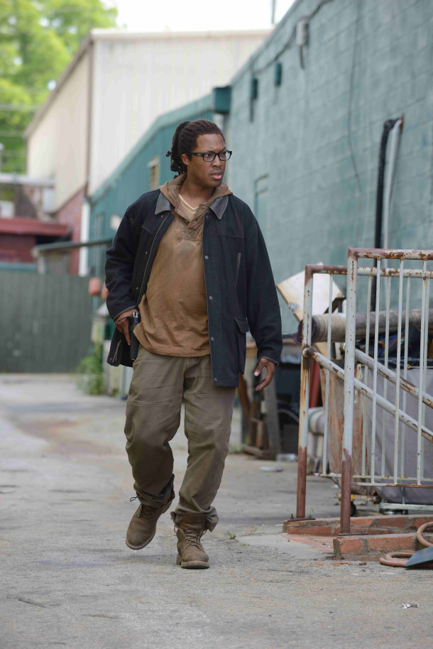 The Walking Dead 6. Sezonundan İlk Kareler 7 – The Walking Dead 6 Corey Hawkins as Heath - The Walking Dead _ Season 6, First Look - Photo Credit: Gene Page/AMC
