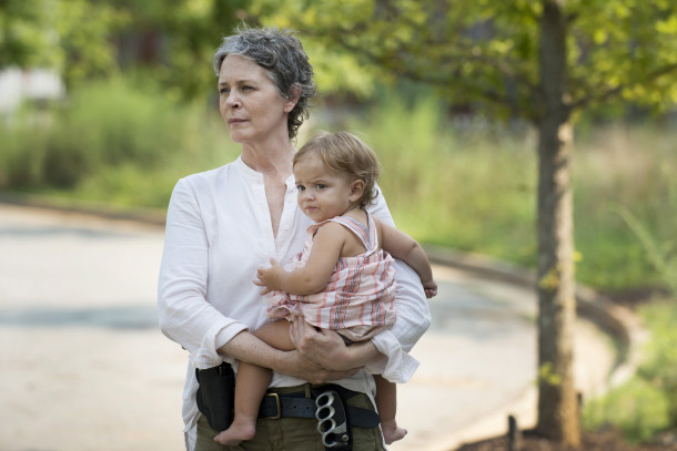 The Walking Dead 6. Sezonundan İlk Kareler 4 – The Walking Dead 6 Melissa McBride as Carol Peletier and Judith - The Walking Dead _ Season 6, Episode 7 - Photo Credit: Gene Page/AMC