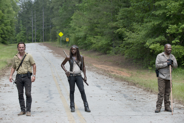 The Walking Dead 6. Sezonundan İlk Kareler 1 – The Walking Dead 6 Andrew Lincoln as Rick Grimes, Danai Gurira as Michonne and Lennie James as Morgan Jones - The Walking Dead _ Season 5, Episode 1 - Photo Credit: Gene Page/AMC