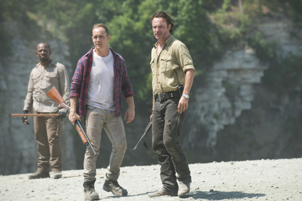 The Walking Dead 6. Sezonundan İlk Kareler 2 – The Walking Dead 6 Lennie James as Morgan Jones, Ethan Embry as Carter and Andrew Lincoln as Rick Grimes - The Walking Dead _ Season 5, Episode 1 - Photo Credit: Gene Page/AMC