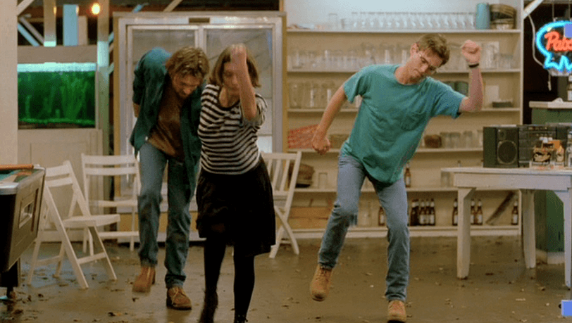 Dikkat! Karakterler Aniden Dans Edebilir! 1 – Simple Men dans sahnesi