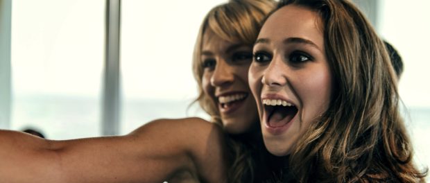 Lanetli Mesaj'dan Afiş ve Fragman! 2 – Lanetli Mesaj Scene 25; INT Restaurant; Laura (Alycia Debnam - Carey) is sitting with her friends celebrating her birthday.