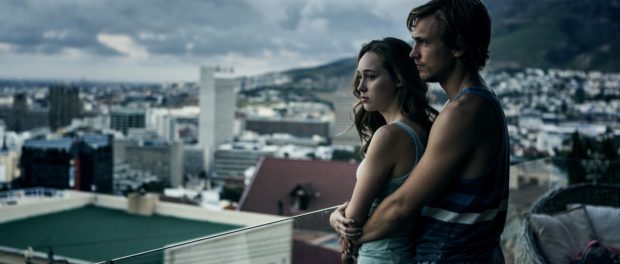 Lanetli Mesaj'dan Afiş ve Fragman! 3 – Lanetli Mesaj Scene 54; INT Tyler's Apartment - living Room; Laura (Alycia Debnam - Carey) is crying - Tyler (William Mosely) comforts her.
