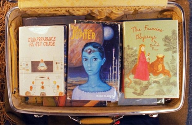 Top 10: Filmlerde Görünen Sahte Kitaplar 1 – Suzy Bishop’ın Bavulundaki Kitaplar