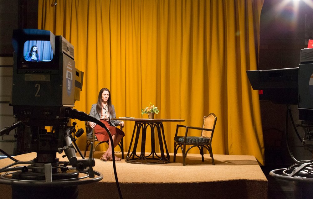Yalnızlık Üzerine Çekilmiş 10 Harika Film! 12 – christine 2016 001 rebecca hall waiting in the news room