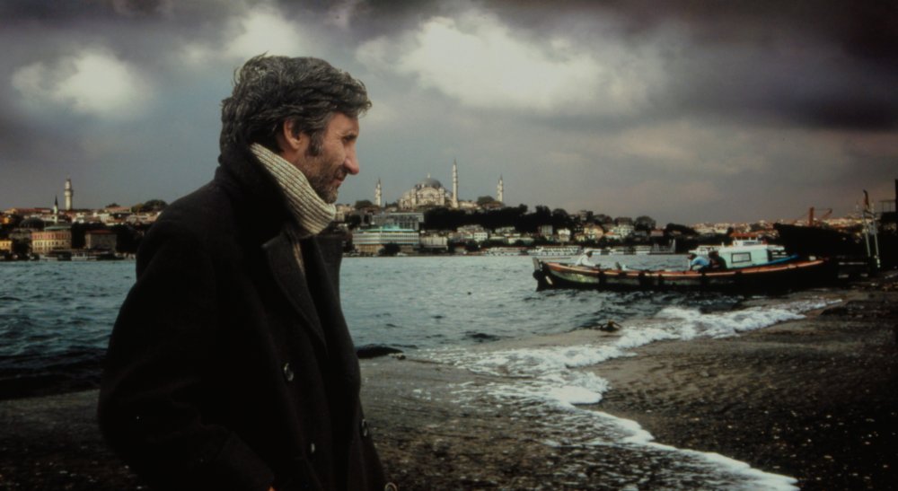 Yalnızlık Üzerine Çekilmiş 10 Harika Film! 9 – uzak 2003 002 man with view of istanbul bfi 00o h64