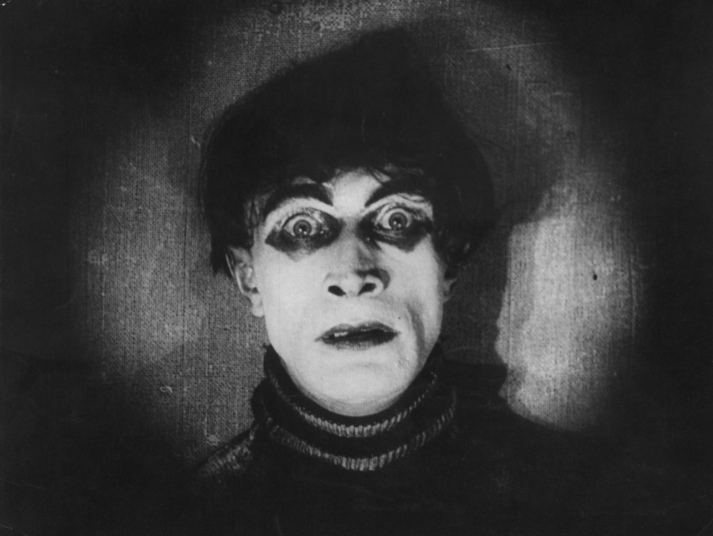 Alman Sinemasından Seyredilmesi Gereken 10 Dışavurumcu Film 1 – cabinet of dr caligari the 1920 002 close up man shocked bfi 00n pyt