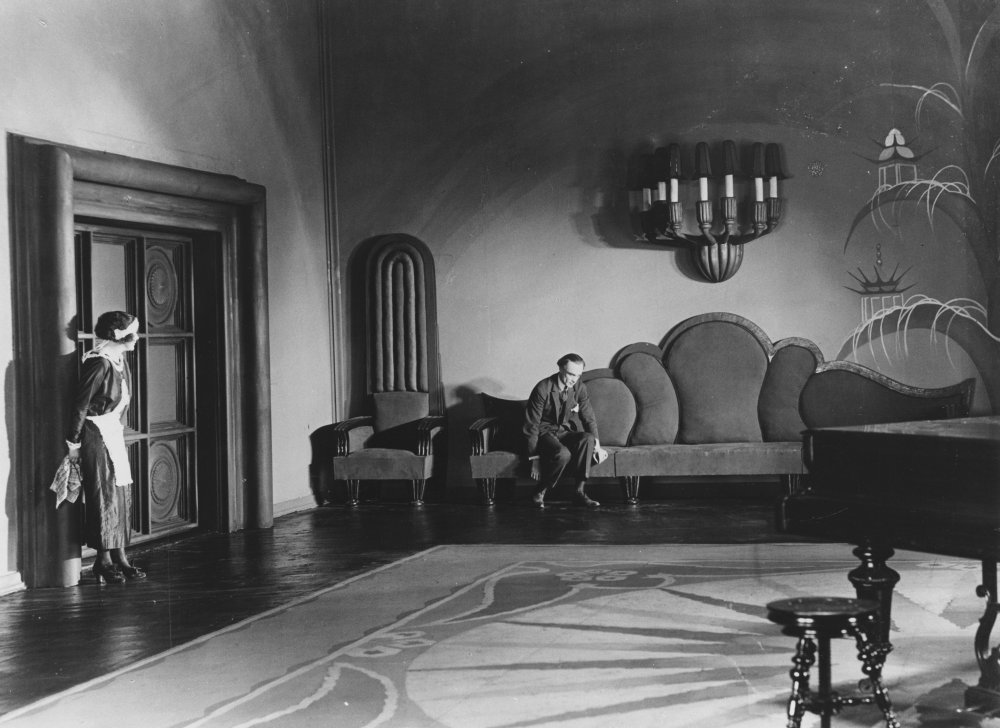 Alman Sinemasından Seyredilmesi Gereken 10 Dışavurumcu Film 6 – hands of orlac the 1924 001 depression interior bfi 00m niv
