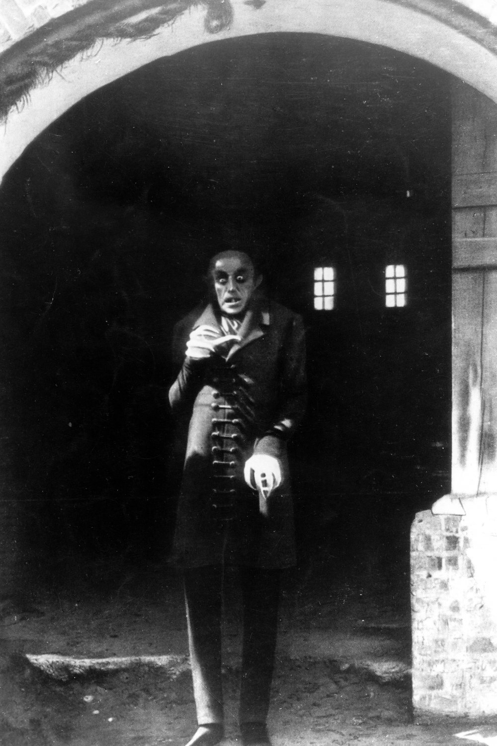 Alman Sinemasından Seyredilmesi Gereken 10 Dışavurumcu Film 4 – nosferatu 1922 004 max schreck portrait long shot appearing from the dark bfi 00m dny