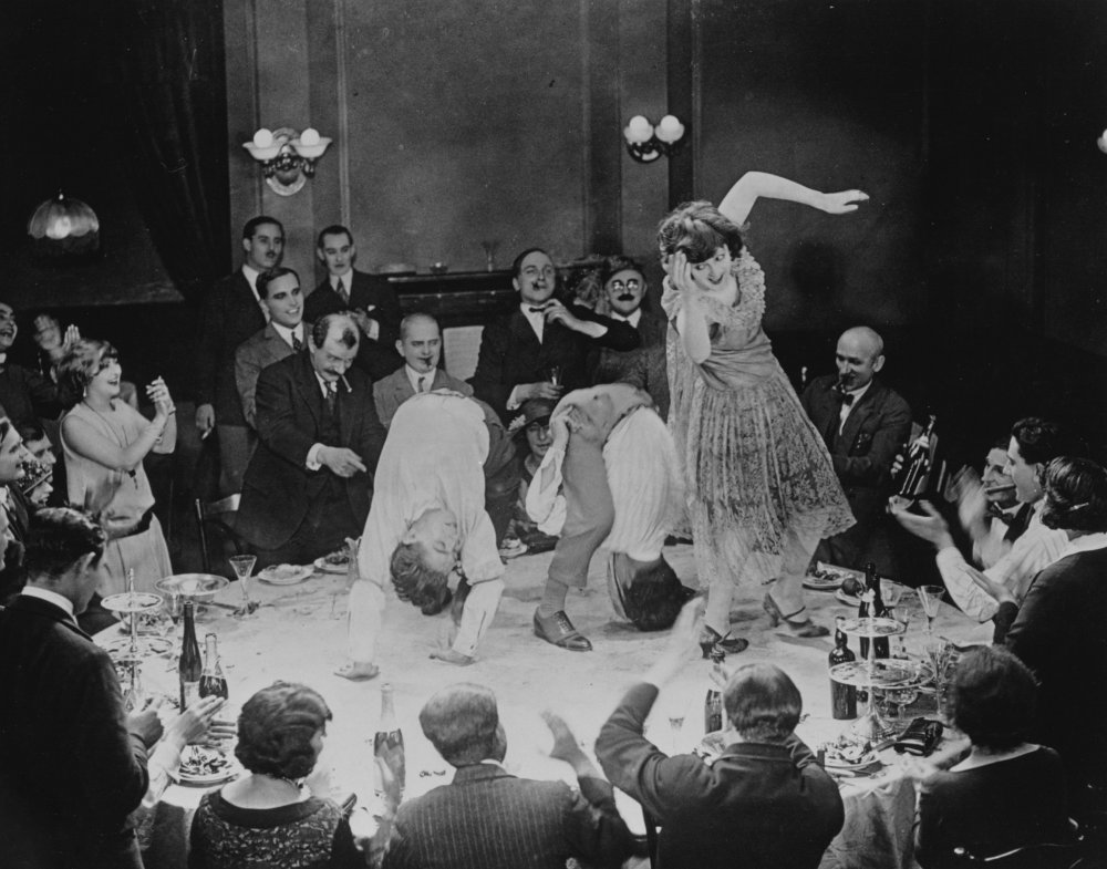 Alman Sinemasından Seyredilmesi Gereken 10 Dışavurumcu Film 8 – variety 1925 001 table dance guests bfi 00n 6zj