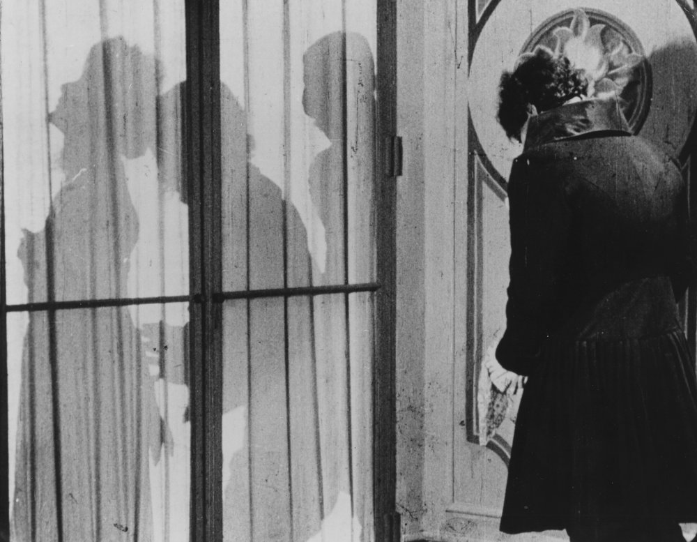 Alman Sinemasından Seyredilmesi Gereken 10 Dışavurumcu Film 5 – warning shadows 1923 001 man on standby door people shadows bfi 00m nzb