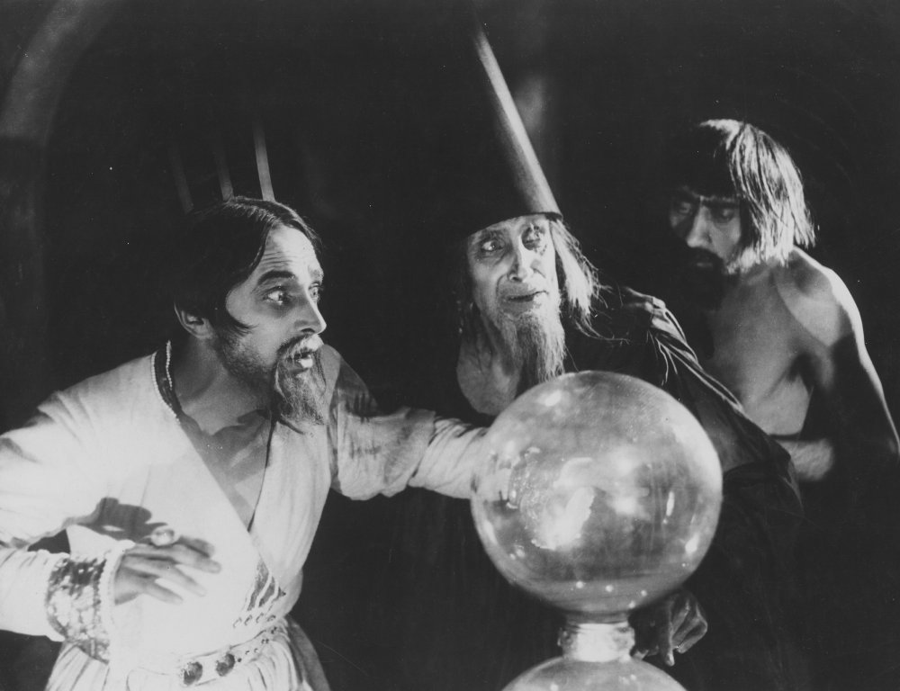 Alman Sinemasından Seyredilmesi Gereken 10 Dışavurumcu Film 7 – waxworks 1924 001 three men crystal ball bfi 00m o27