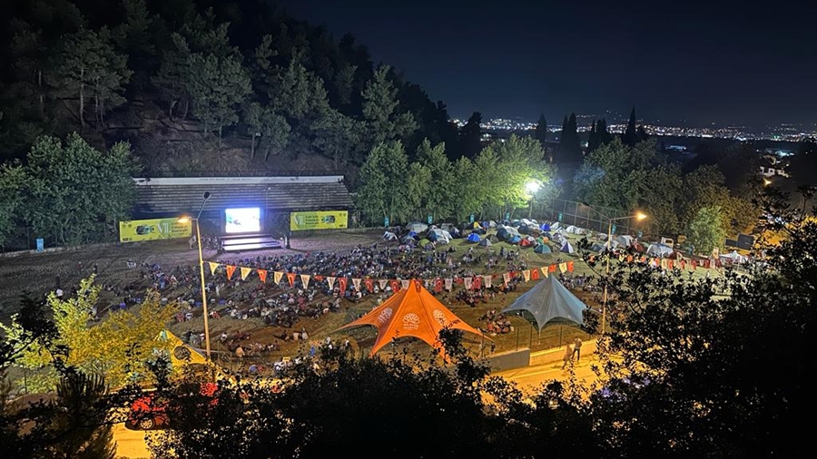 Ömer Bora: 'Filmleri, yıldızların altında, rüzgarın esintisiyle sanki içindeymiş gibi izliyorlar' 1 – Cali Koy Filmleri Festivali 9