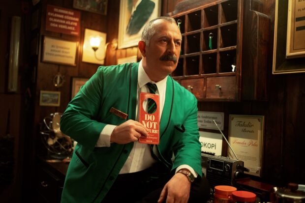Cem Yılmaz İmzalı Do Not Disturb Resmi Fragman 1 – Do Not Disturb 2023 4