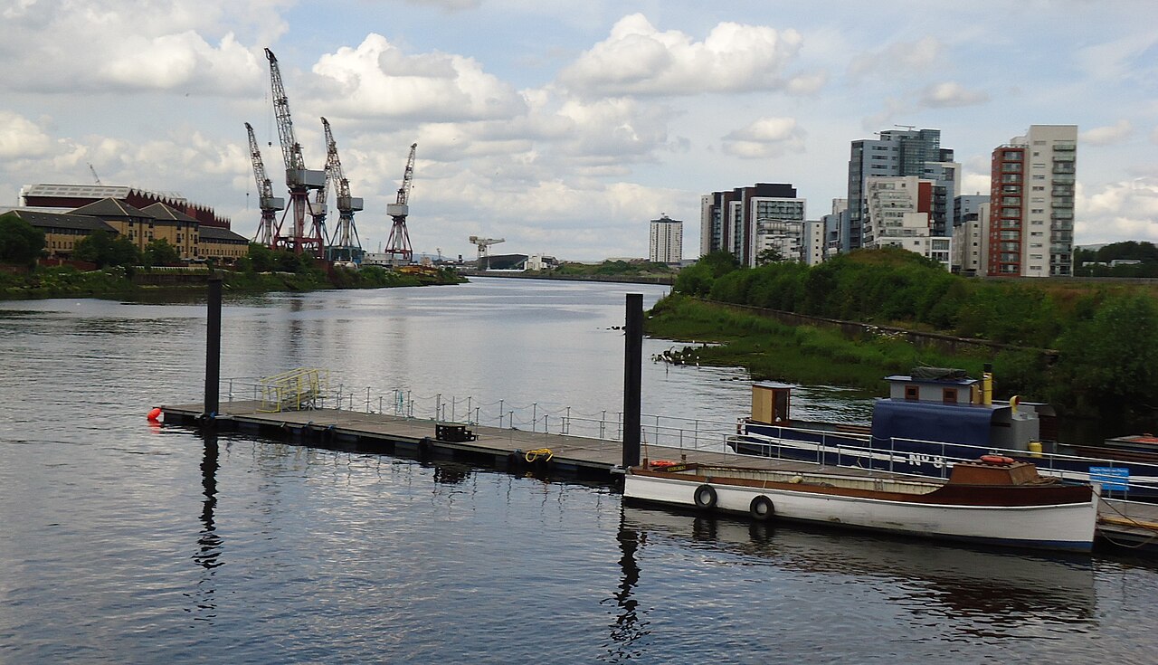 Glasgow’da Clyde Nehri ve şehir silueti
