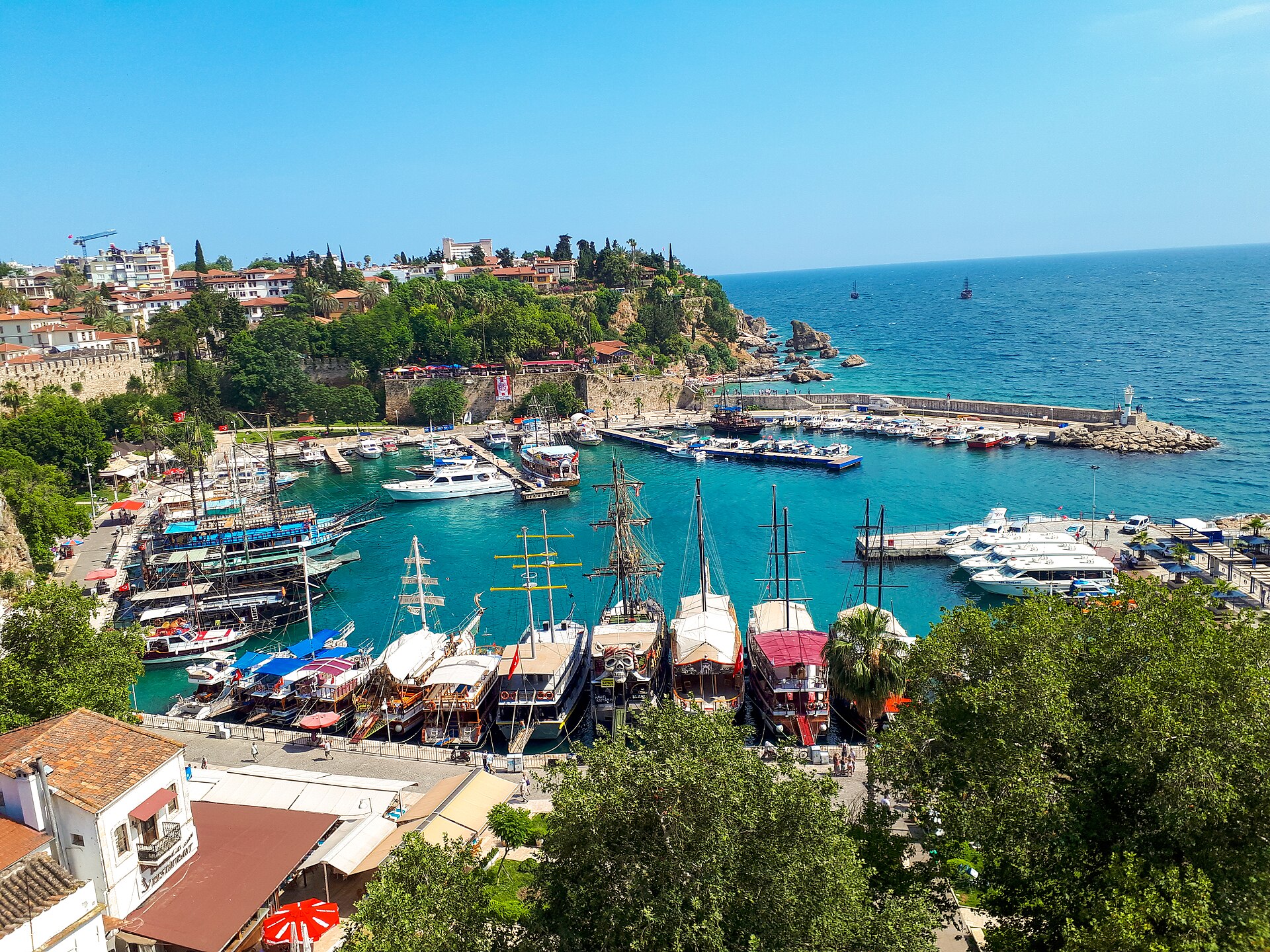 Altın Portakal 2026 sırasında Antalya: Kaleiçi Marinası ve Akdeniz manzarası