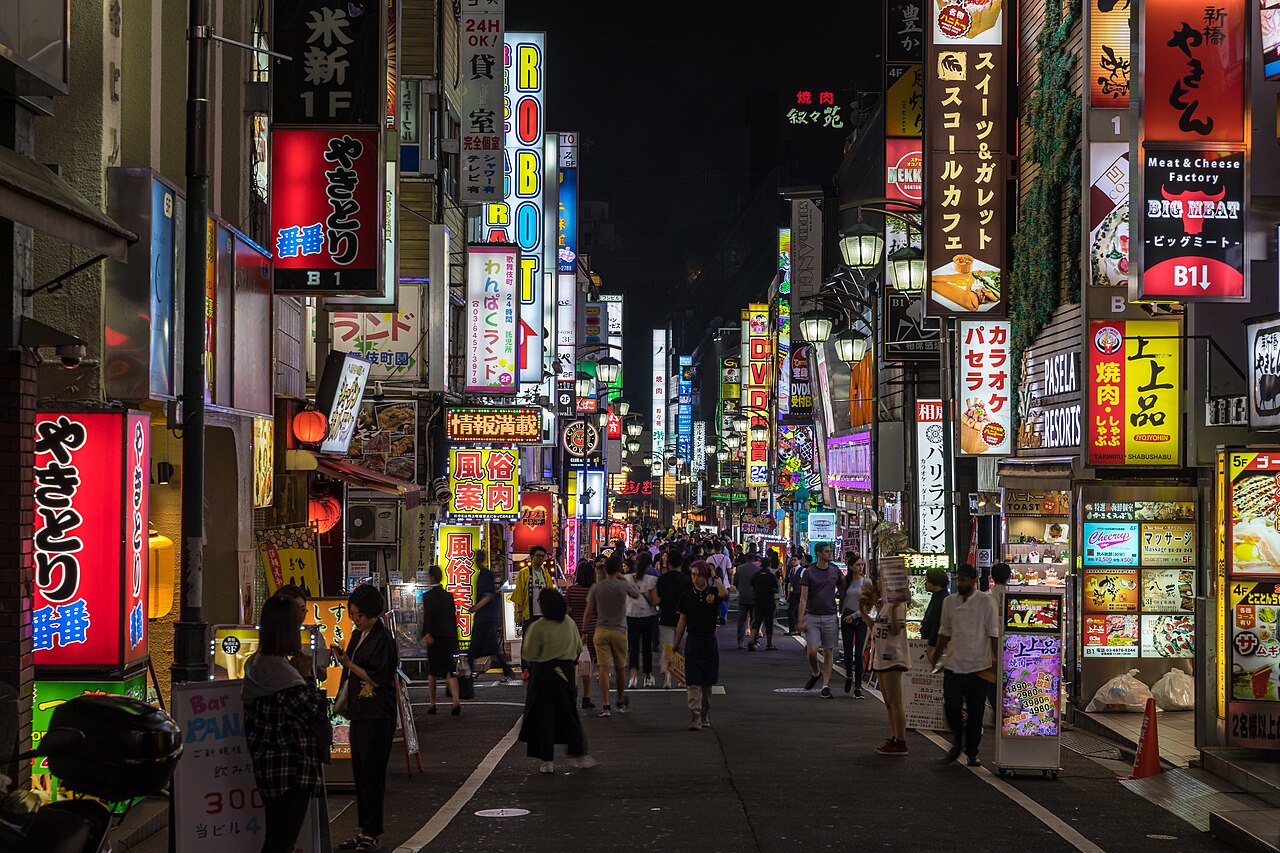 Tokyo’nun Kabukiçō semtinde neon tabelalar